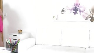 Một người đẹp Tứ Xuyên vừa tốt nghiệp đại học và hiện đang thực tập đã bắt đầu sự nghiệp bằng nghề thoát y. Đang quan hệ thì cô ấy có kinh nguyệt và cảm thấy rất ân hận. Cô ấy phải cố gắng lắm mới có thể thổi kèn cho cô ấy…