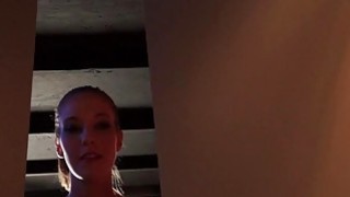 Địt banh lồn cô vợ gợi dục đang tập thể dục