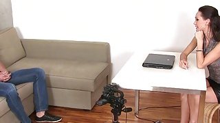 Người chồng đi công việc xa, cô vợ ở nhà bị tiền bối và cấp dưới cưỡng hiếp