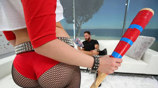 Cô giáo Trương, mặc lụa đen và đi giày cao gót, lập tức cảm thấy khác lạ