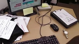 Ông chồng bị 2 cô bạn học cũ của vợ yêu gạ gẫm khi đến nhà chơi