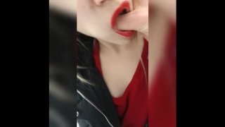 NTR-Trong lúc trả lời điện thoại của chồng, tôi đã thổi kèn cho bạn tình