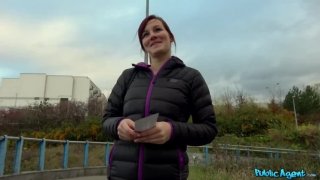 Dì trẻ chăm sóc thằng cháu nghịch ngợm còn thêm bạn của nó