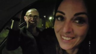 Cô nhân viên thiếu thốn "tình cảm" và tên quản lý già may mắn