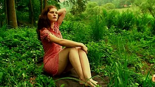 Kính cận ngồi xoa bím