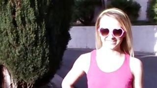 Con đĩ nhỏ đang vui vẻ đã quan hệ tình dục nồng nhiệt với anh chàng để những người bạn sói nhìn thấy, ngậm sâu vào họng rồi địt lồn con đĩ, để anh chàng mút núm vú và liếm lồn để trình chiếu cận cảnh, tăm bông và dụng cụ niệu đạo được đưa vào lồn