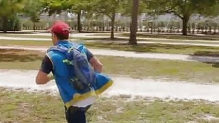 Cậu con trai hạnh phúc khi bạn thân của má ở lại nhà chơi