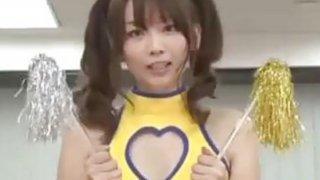 Ngực chảy xệ xuống bụng. Tôi rất thích kiểu ngực này.