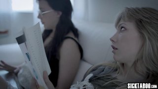 Nữ diễn viên khiêu dâm Đài Loan "ED Mosaic" Obi xinh đẹp đã bắt anh chàng bắn hai phát chỉ trong 5 phút. Con gà trống bị bóp khô và không thể chịu đựng được nữa nên nằm im...