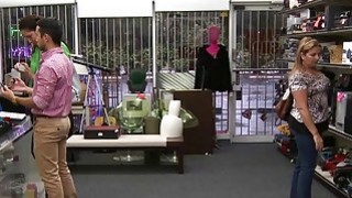 Đổi một bộ quần áo ngay tại lối vào phòng thử đồ của cửa hàng!