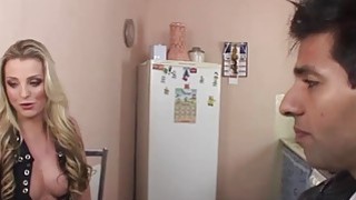 Người bạn bạo dâm của tôi đã bắt tôi bú cặc anh ta ở bên ngoài và anh ta xuất tinh vào mặt tôi