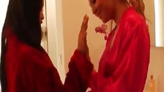 Người nổi tiếng trên mạng có ngực to và mông to! Bạn tình của tôi đang sờ vào âm hộ của tôi và nó ướt quá! Mút liếm dương vật, nâng mông béo lên, ôm eo và tiến vào từ phía sau, tắm trong phòng tắm...