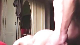 Món quà bất ngờ của má kế cho cậu con trai vừa mới tốt nghiệp ra trường