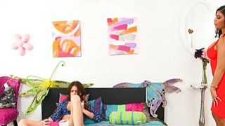 Quản lý nữ hối hận khi đến nhà cậu nhân viên ngủ nhờ khi trễ tàu