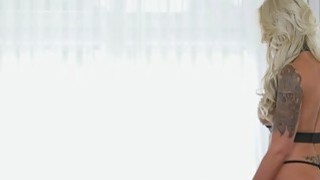 Cô nữ sinh siêu ngoan ngoãn để cậu bé dạy mình, nhẹ nhàng liếm con cặc to, chơi đùa với bộ ngực và sờ mó vào âm hộ của mình, ngoan ngoãn và phát ra những tiếng động bẩn thỉu, đụ âm hộ và hậu môn của mình, đau lắm...