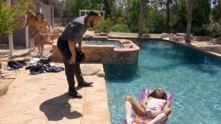 Cô nàng cosplay bị chính fan cuồng của mình trở thành bố dượng và cái kết