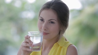 Bà lão chia sẻ mật ong với ông lão - quan hệ bằng miệng, 舔逼, miệng nổ, biểu cảm khuôn mặt, mối quan hệ ba người, hình tượng tình yêu tình dục giữa phụ nữ và đàn con