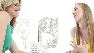 Cậu nhân viên ở lại tăng ca với quản lý nữ dễ thương dâm đãng