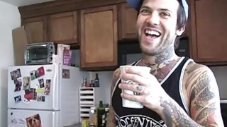 Chị gần nhà căn hộ đối diện mĩm cười khi thấy tôi trộm nhìn cô ấy