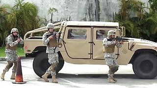 Sếp nữ vừa gọi cho chồng vừa BJ cho cấp dưới trong khách sạn