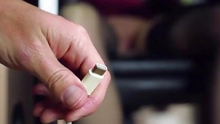 Con gái riêng bú chuối cho dượng trong lễ mừng năm mới cùng gia đình