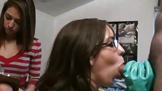 Thấy con trai mãi mê công việc để vợ sắp cưới của con trai cô đơn, bố ông xã làm liều đè phang con dâu