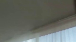 "Anh có muốn đụ em không?"