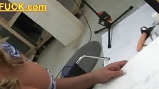 Cô gái mặc váy đen này thực sự rất mảnh mai, đôi chân dài, thân hình gợi cảm và cơ thể thanh tú, khiến người ta muốn tàn phá cô dữ dội. Cô ấy đứng với hông nâng lên và quan hệ mạnh mẽ từ phía sau...