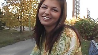 Sự thật là điều quan trọng nhất. Một người phụ nữ trẻ và xinh đẹp làm việc trong một câu lạc bộ