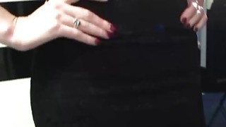 Siêu mẫu tuổi teen cố gắng không rên rỉ khi thủ dâm bằng nút chặn hậu môn