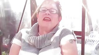 Anh kế về nhà bắt gặp cô bạn gái đang chơi với quả dưa chuột