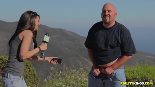 Má kế dâm vụng trộm với cậu con trai riêng của Ông chồng phía sau bàn ăn