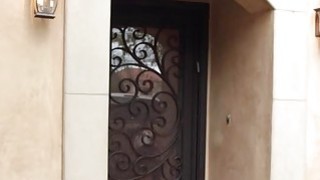 Chị gái nghỉ hè về quê và muốn tắm với cậu em trai như 10 năm trước