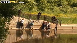 Đẩy tôi mạnh xuống bàn để quan hệ tình dục 2 người đàn ông và 1 người phụ nữ