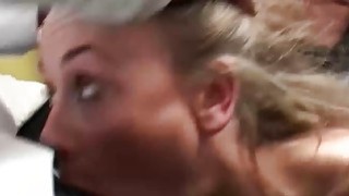 Cô giáo giúp đỡ đưa cậu học trò bị bạn học cho uống thuốc kích dục về nhà