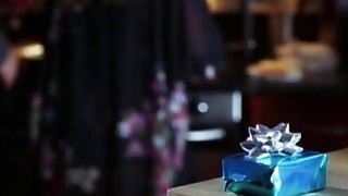 Chán gã chồng quá “yếu”, cô vợ tham gia một chương trình bí mật “đổi vị”