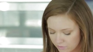 Bạn gái tôi phải phục vụ tôi ngay cả khi cô ấy đang chơi điện thoại. Bạn gái tôi phải làm điều này. Nó thực sự thú vị với cô ấy