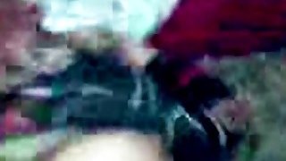 Con điếm đó vừa tắm vừa dùng tay sờ vào âm hộ của mình để anh trai cô ta nhìn thấy. Nhìn cái mông đó kìa, nó thực sự cần được địt đấy