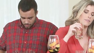 Cô gái trẻ ngực khủng "Tiểu Đăng" bị một gã đeo kính khốn khổ trói lại bằng đạo cụ của SM, quy tắc cũ là phải hoàn thành việc quay phim trước rồi mới đến quy tắc bất thành văn...