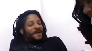 Chàng trai tốt bụng may mắn và 2 em đồng nghiệp dễ thương ở cửa hàng tiện lợi