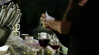 Cãi nhau với Gã chồng, Người vợ được bác cạnh bên nhà tốt bụng an ủi