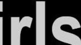 Ống chú buồi khỏe thay phiên địt 2 mẹ con