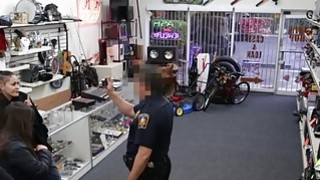 Bố dượng nữa đêm vào phòng 2 cô con gái và cái kết bất ngờ