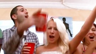 Cô gái dễ thương đang sờ lồn mình trong phòng tắm và rên rỉ, toàn thân ướt át khiến người ta tưởng tượng