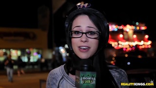 Hai cô gái xinh đẹp đã mời một fan nam đeo kính, người đã tặng rất nhiều quà trong phòng của anh ta, đến nhà anh ta để quan hệ tay ba...