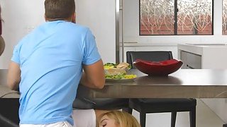 Quan hệ với cô kỹ thuật viên ngọt ngào, kéo váy cô ấy lên, chạm vào âm hộ của cô ấy, xoa ngực cô ấy và thổi kèn cho cô ấy, dang rộng chân cô ấy và rên rỉ, nâng mông cô ấy lên và thúc mạnh