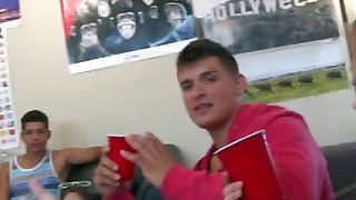 Anh Tần cặp kè với nữ thần cúp E "Bảo Nhị", một người mẫu thiên thần cao 172cm sinh năm 1996, là nữ phát thanh viên chuyên nghiệp trên một sân khấu nào đó, con gái của một ông chủ siêu thị lớn, một người da trắng thực thụ, giàu có và xinh đẹp...