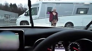 Em nhân viên đến nhà xin lỗi vị khách khó tính nhưng đó lại là cái bẫy