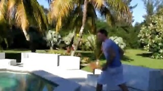 Bất ngờ chịch má kế từ phía sau vì cặp mông quá hấp dẫn