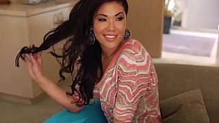 Nhân viên phục vụ nhân dân ve vãn cô gái trẻ tóc dài, góc nhìn siêu cận cảnh liếm cặc, dang rộng chân và cọ xát âm hộ, quá lo lắng để cương cứng, quan hệ không thành công